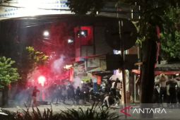 Polisi kendalikan massa yang hadang suporter Persib di Surabaya