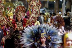 Peragaan busana cipta karya UMKM di Tuban