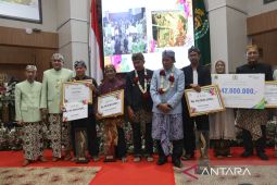 DPRD Bogor bagikan sejumlah penghargaan bagi tokoh masyarakat di peringatan HJB ke-542