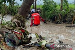 Tim Basarnas Cianjur mencari bocah laki-laki terbawa arus sungai