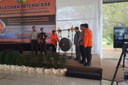 Kantor SAR Pangkalpinang latih warga menolong korban di permukaan air