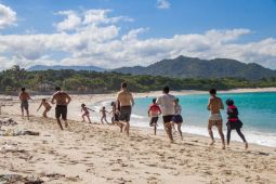 Kolaborasi AMMAN dan Peselancar Rizal Tandjung, Majukan Potensi Wisata Pantai dan Laut Sumbawa Barat