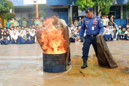Mahasiswa FKM UI berikan penyuluhan tanggap darurat bencana di SMPN 4 Depok