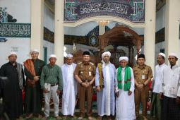 Pj Bupati HSS bagikan 100 buku gratis karya Syech Sholeh