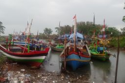 Gelombang 4 meter, nelayan selatan Banten tak melaut