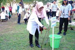 Bupati Banyuwangi bersama pelajar tanam "cemara laut" di pantai