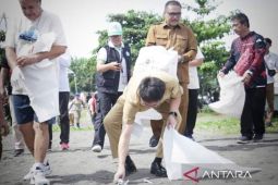 Pemkot lakukan bersih pantai Manado  peringati CTI 2024