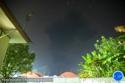 Gunung Ibu masih bergejolak, awan abu vulkanik setinggi lima kilometer