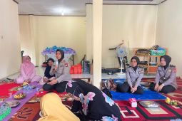 Polwan Polda Maluku ajak warga STAIN bersama majelis taklim Yasinan cegah gangguan Kamtibmas