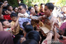 Gibran bagi-bagi susu dan buku tulis ke siswa SD di Surabaya