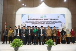 Pj Gubernur Aceh kukuhkan tim pengawas sistem jaminan produk halal MPU