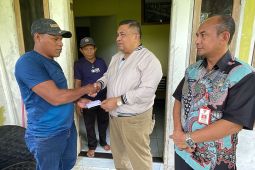 Pemkot Ambon serahkan santunan korban meninggal dunia terseret arus sungai kepada keluarga waris