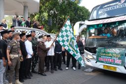 312 calon haji gelombang terakhir dari Garut diberangkatkan ke embarkasi Bekasi