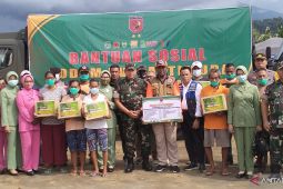 Kodam Pattimura berikan bantuan sembako kepada pengungsi erupsi Gunung Ibu