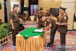 Lantik pejabat eselon II dan III, ini pesan Kajati Maluku