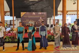 Disbudpar Jatim tampilkan karya fesyen beflatar Pantai Midodaren