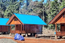 Prajurit TNI bangun jalan dan rumah warga Kampung Yabore, Teluk Wondama