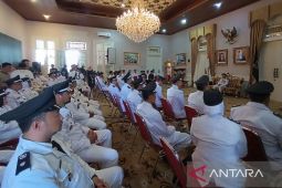 Pemkab Cianjur serahkan 50 SK perpanjangan jabatan Kades
