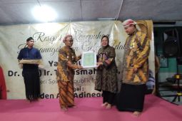 Mensos Risma terima gelar adat Raden Ayu Adinegoro dari masyarakat Tulungagung