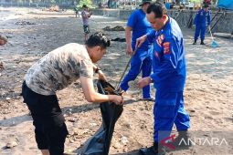 Peringati Hari Laut Sedunia 2024, polisi dan warga bersih-bersih pantai