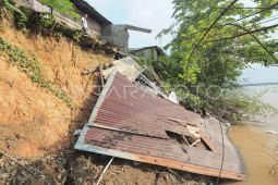 Rumah terdampak abrasi Sungai Batanghari