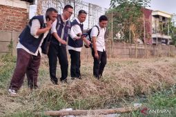 DLH Surabaya selidiki berubahnya warna air sungai di Simo Gunung Barat