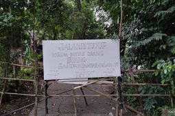 Dampak pembuangan sampah liar, warga Ciapus Tangerang tutup akses jalan