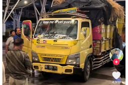 Turis bule mabuk bawa truk nabrak portal dan tiang di Bandara Ngurah Rai rusak