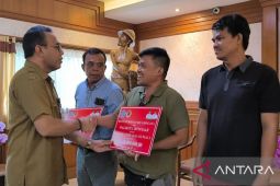 Wali Kota Denpasar serahkan bansos dan santunan pascabencana