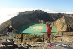 DANAU TIGA WARNA KELIMUTU BERUBAH WARNA