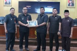 Foto - Pimpinan DPRD terima berkas Raperda Pertanggungjawaban APBD