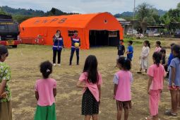 Tim Tanggap Darurat Gunung Ibu  pulihkan mental anak-anak pengungsian