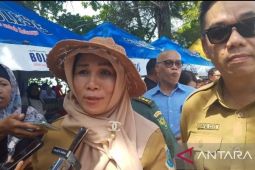 Pj Wako Pangkalpinang saksikan langsung lomba makan otak-otak di pantai Pasir Padi
