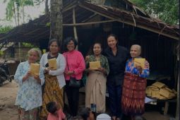Yayasan CCI berbagi 114 paket kain kebaya dengan pengungsi negeri Pelauw Maluku Tengah