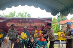 Polres HSS bagikan ratusan paket bakti sosial dan cooling system pilkada