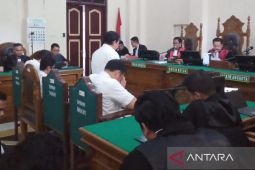 Empat terdakwa penyuap bupati  Labuhanbatu nonaktif divonis 1,5 - 2 tahun penjara
