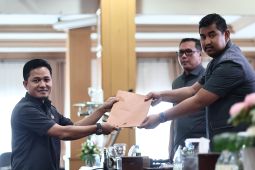 FOTO - Fraksi DPRD Banjarbaru serahkan berkas pandangan umum atas RPJPD