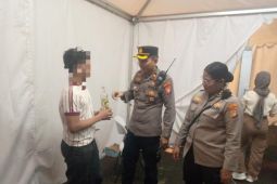 Polisi tangkap 3 penonton bawa suar dan minuman keras ke stadion GBK