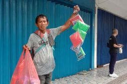 Musim penghujan di Ambon bawa rezeki bagi pedagang mantel
