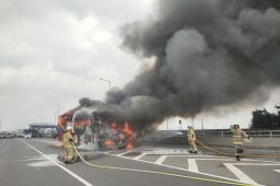 Sebuah bus pariwisata terbakar di Tol Dalam Kota Wiyoto Wiyono