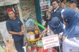 Satpol PP Jakbar bersama BBPOM lakukan sidak dagangan PKL di Kota Tua