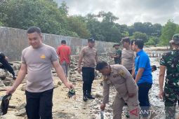 Polres Bangka Barat sambut Hari Bhayangkara dengan aksi bersih pantai