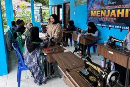 Warga Desa Mangkusip dibekali keterampilan membatik dan menjahit