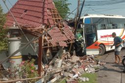 Bus tabrak pos jaga perlintasan, perjalanan KA tak tergganggu