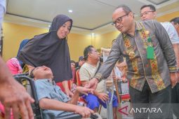 Pj wali kota salurkan bantuan untuk penyandang disabilitas Padangsidimpuan