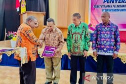 Dr Suriel Mofu serahkan SK Plt tujuh unsur pimpinan Unipa