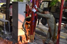 Pemkot Surabaya bongkar tiang utilitas percepat penataan Kota Tua