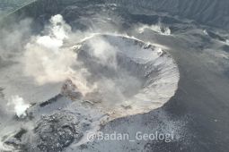 Kubah lava muncul di kawah Gunung Ibu
