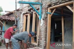 Penyelamatan bocah terjepit pohon hingga rumah layak huni Suku Sawang