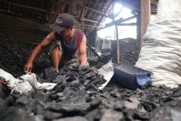 Produksi arang di Jombang